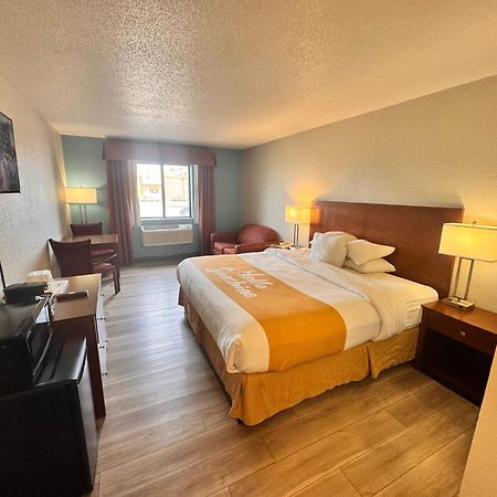 Days Inn By Wyndham Salina I-70 Екстериор снимка