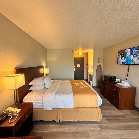 Days Inn By Wyndham Salina I-70 Екстериор снимка