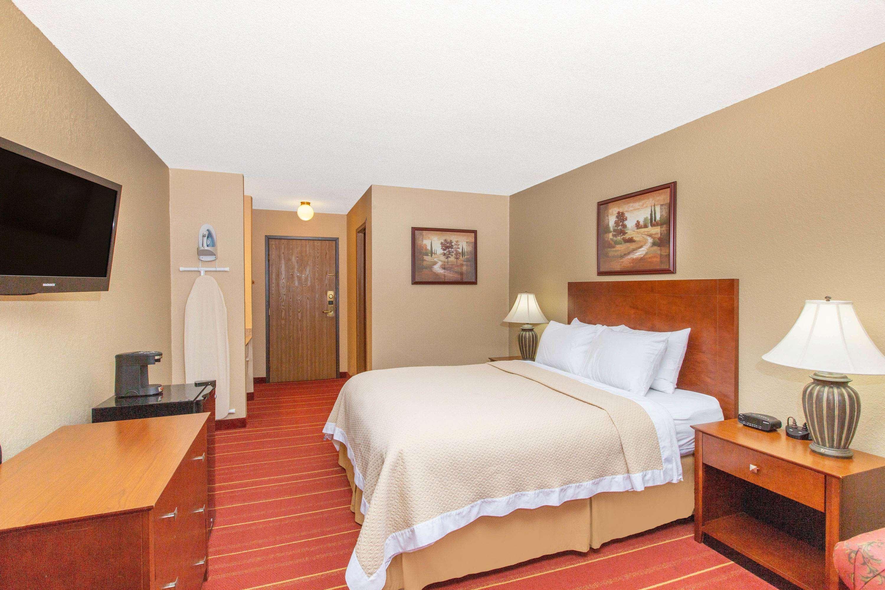 Days Inn By Wyndham Salina I-70 Екстериор снимка
