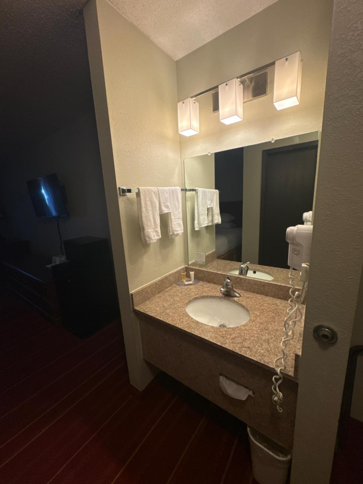 Days Inn By Wyndham Salina I-70 Екстериор снимка