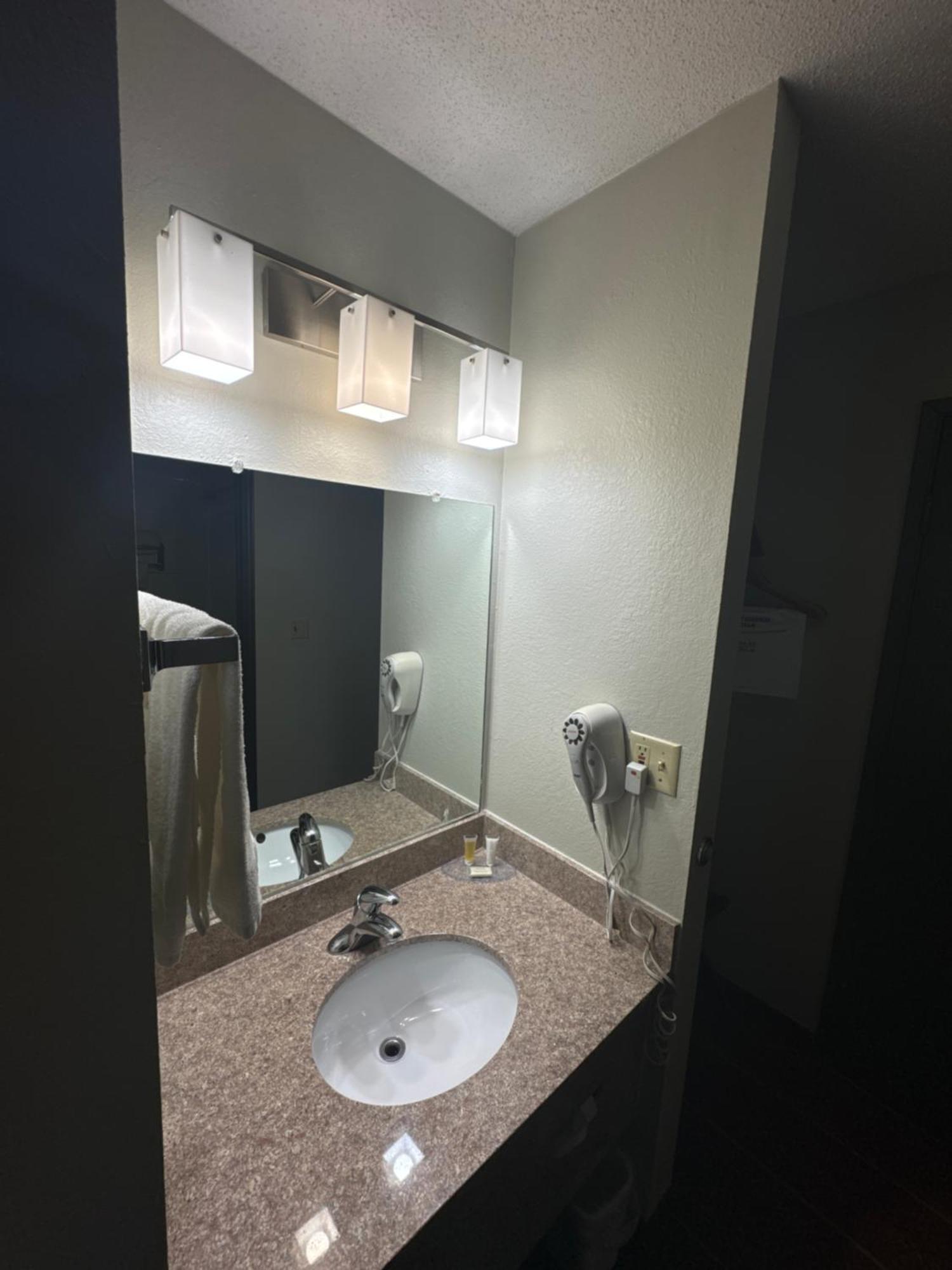Days Inn By Wyndham Salina I-70 Екстериор снимка