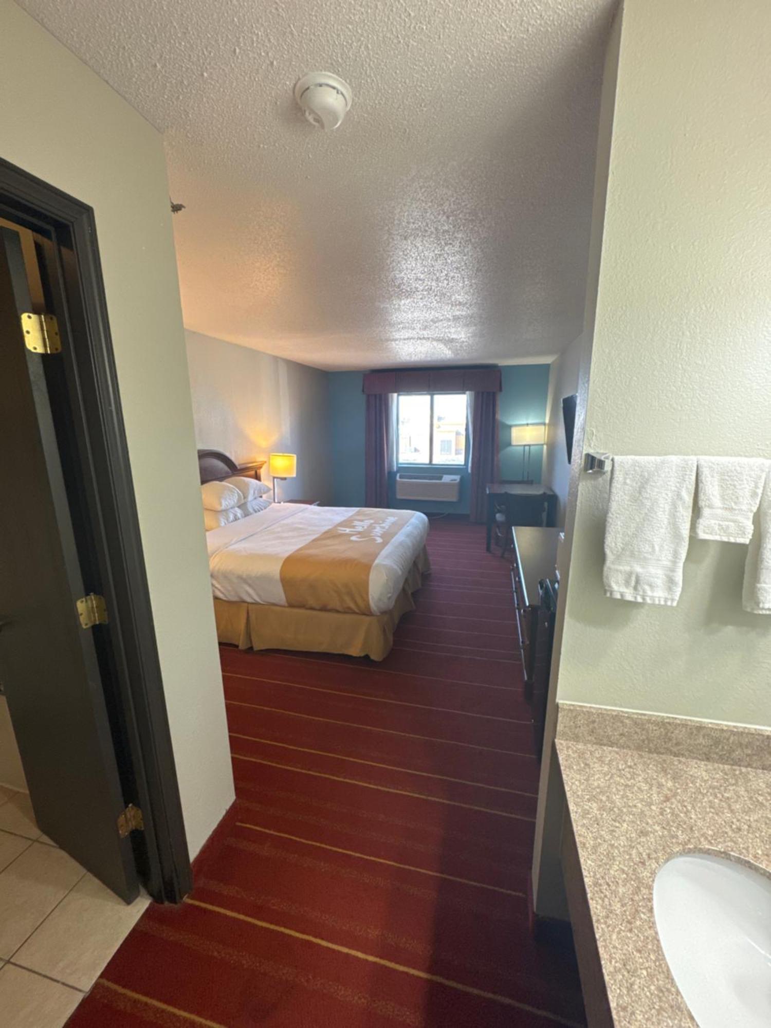 Days Inn By Wyndham Salina I-70 Екстериор снимка