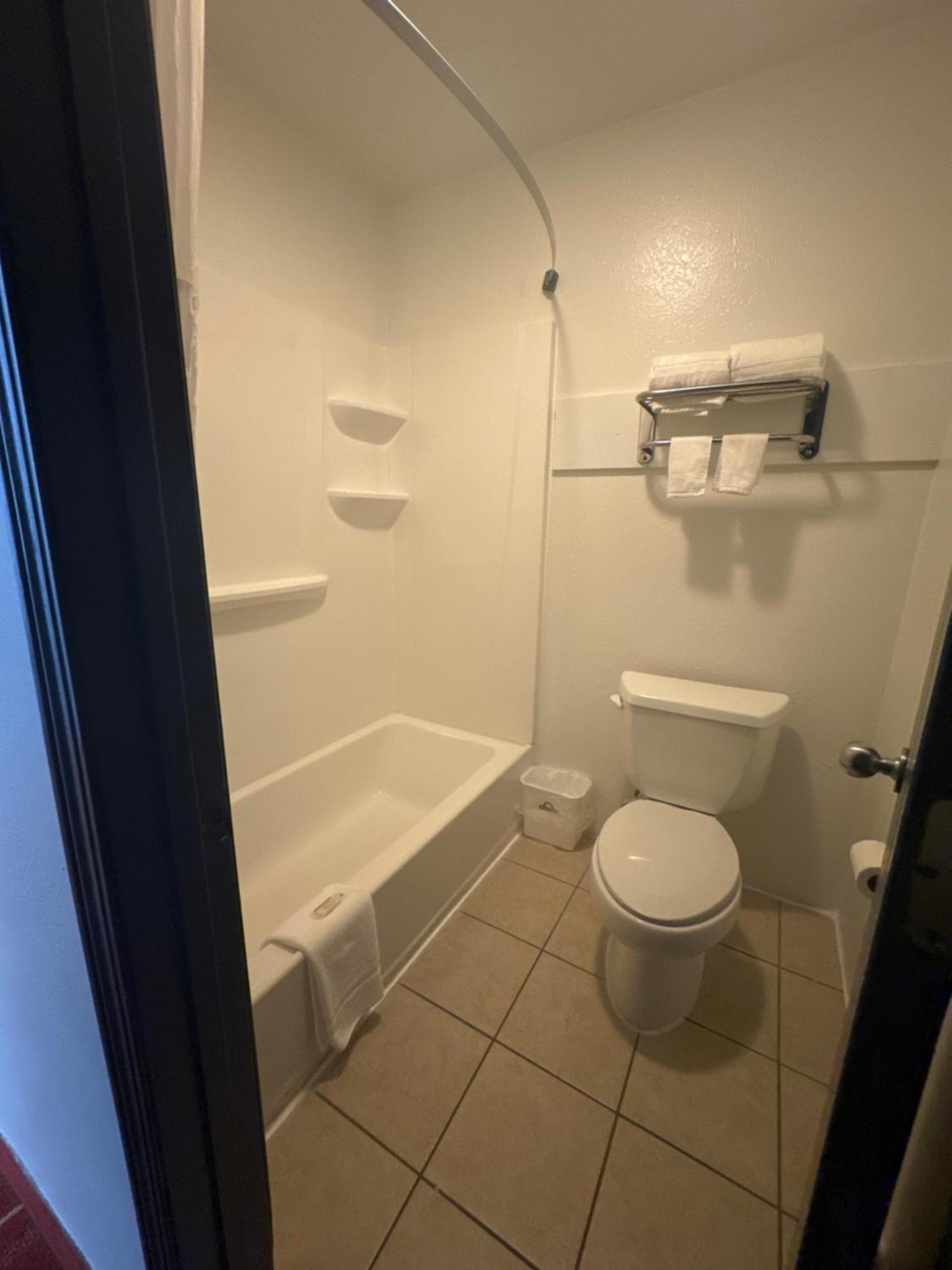 Days Inn By Wyndham Salina I-70 Екстериор снимка