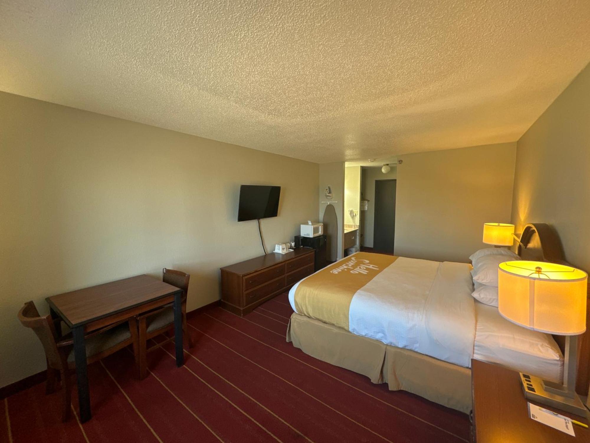 Days Inn By Wyndham Salina I-70 Екстериор снимка