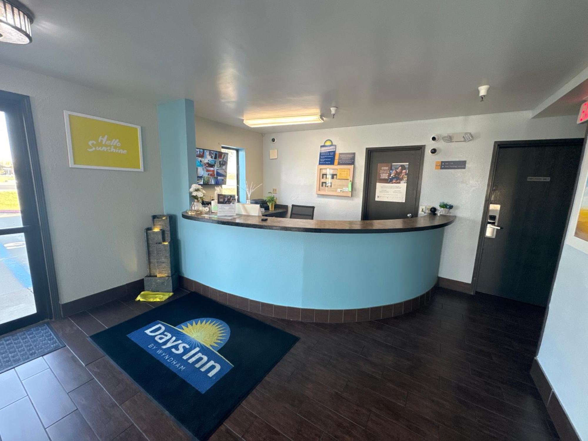 Days Inn By Wyndham Salina I-70 Екстериор снимка