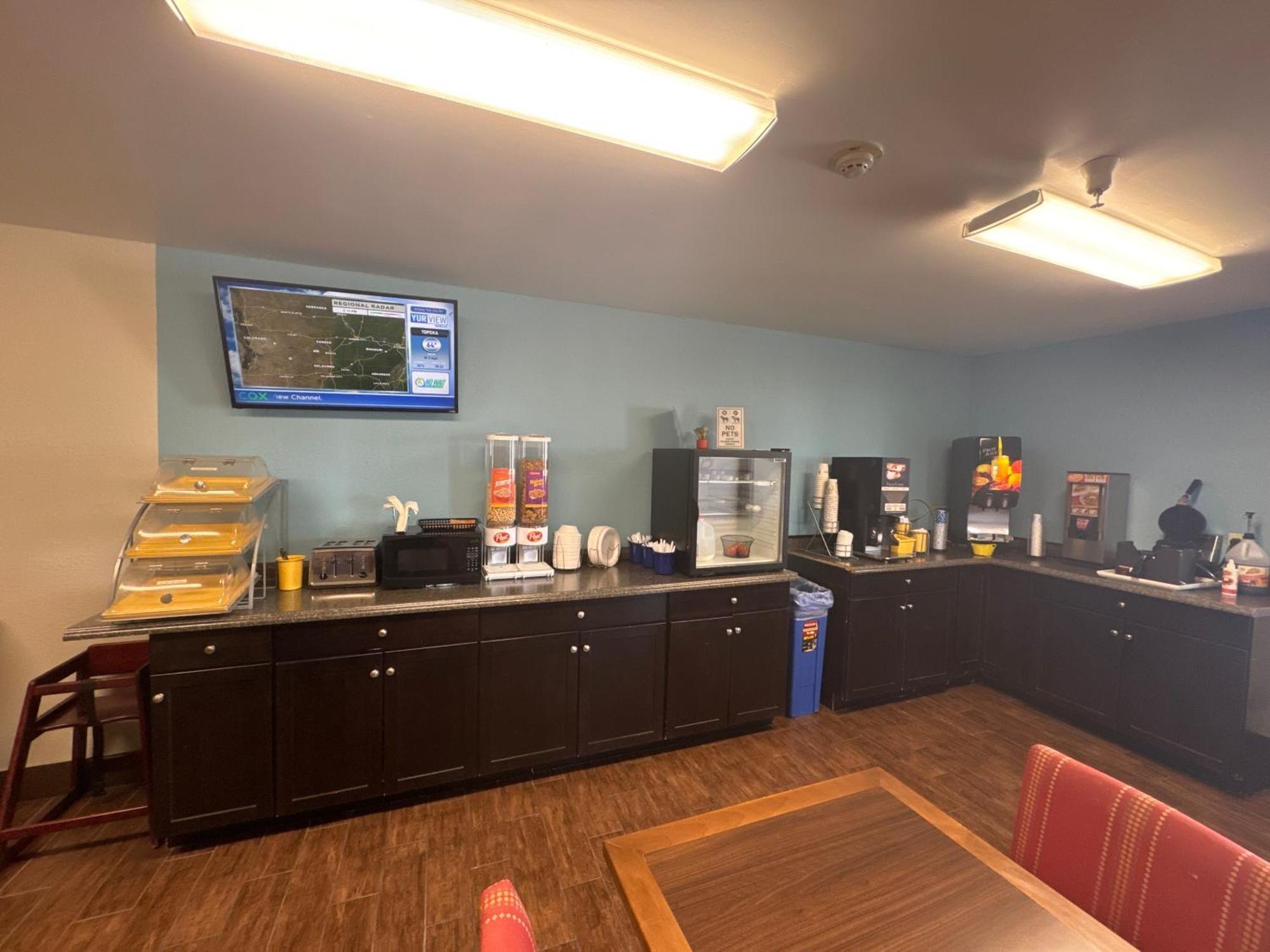 Days Inn By Wyndham Salina I-70 Екстериор снимка