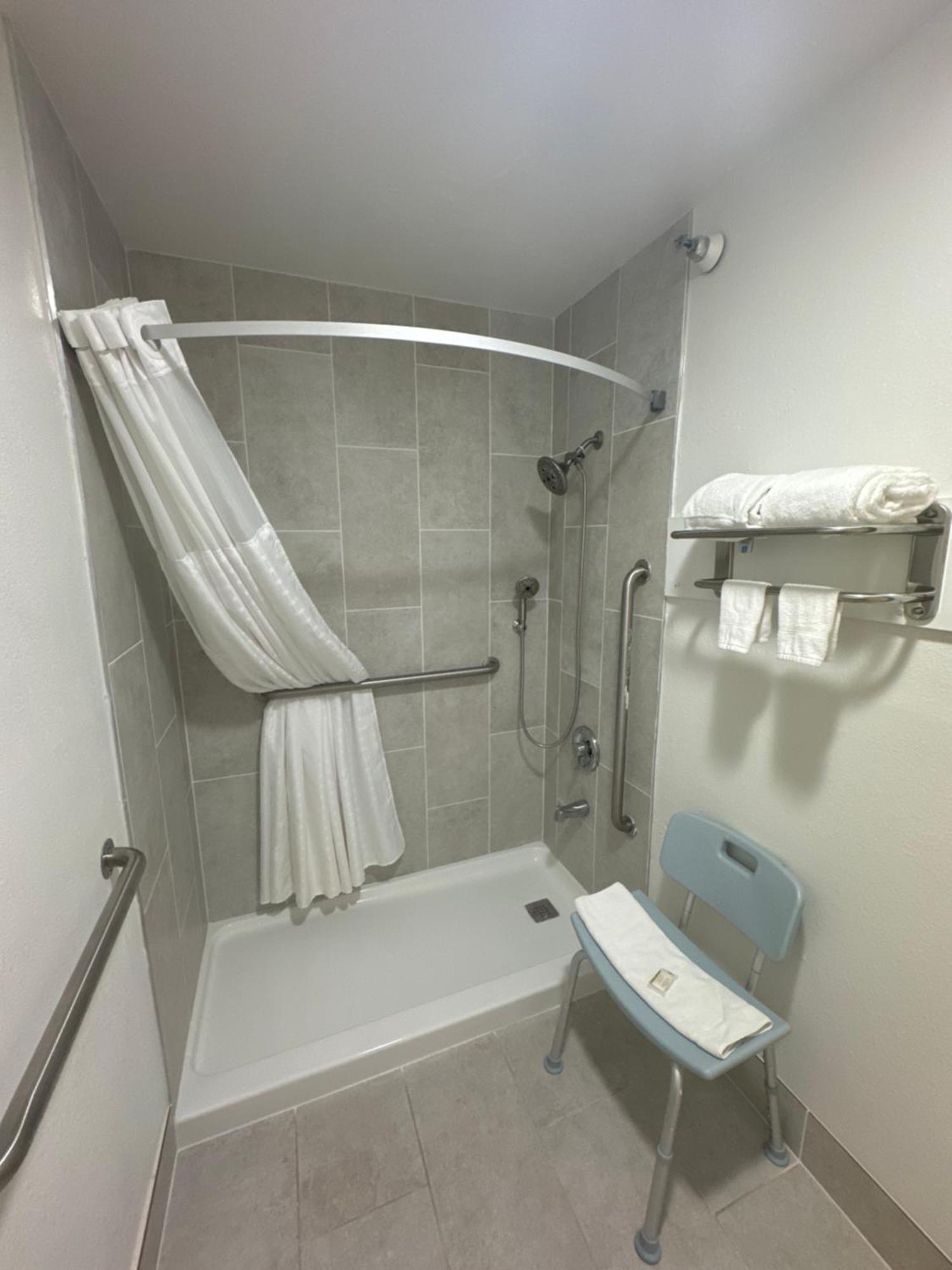 Days Inn By Wyndham Salina I-70 Екстериор снимка