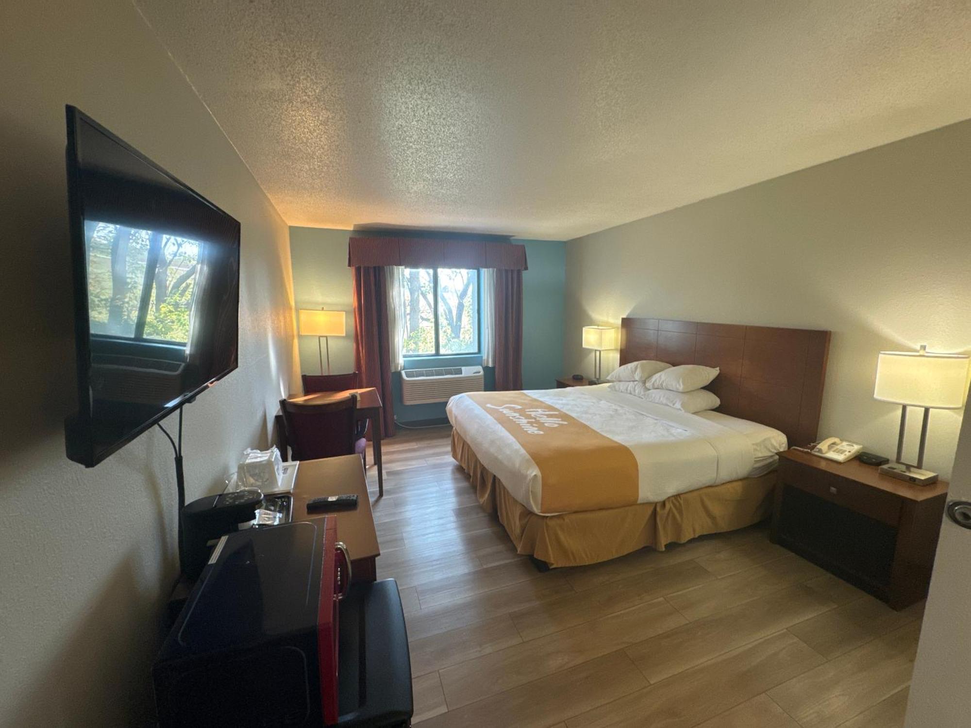 Days Inn By Wyndham Salina I-70 Екстериор снимка