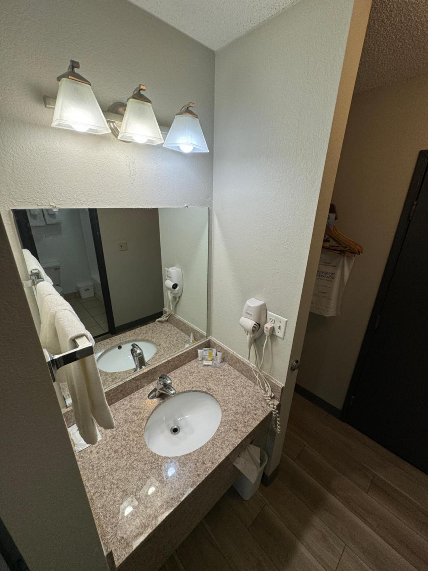 Days Inn By Wyndham Salina I-70 Екстериор снимка