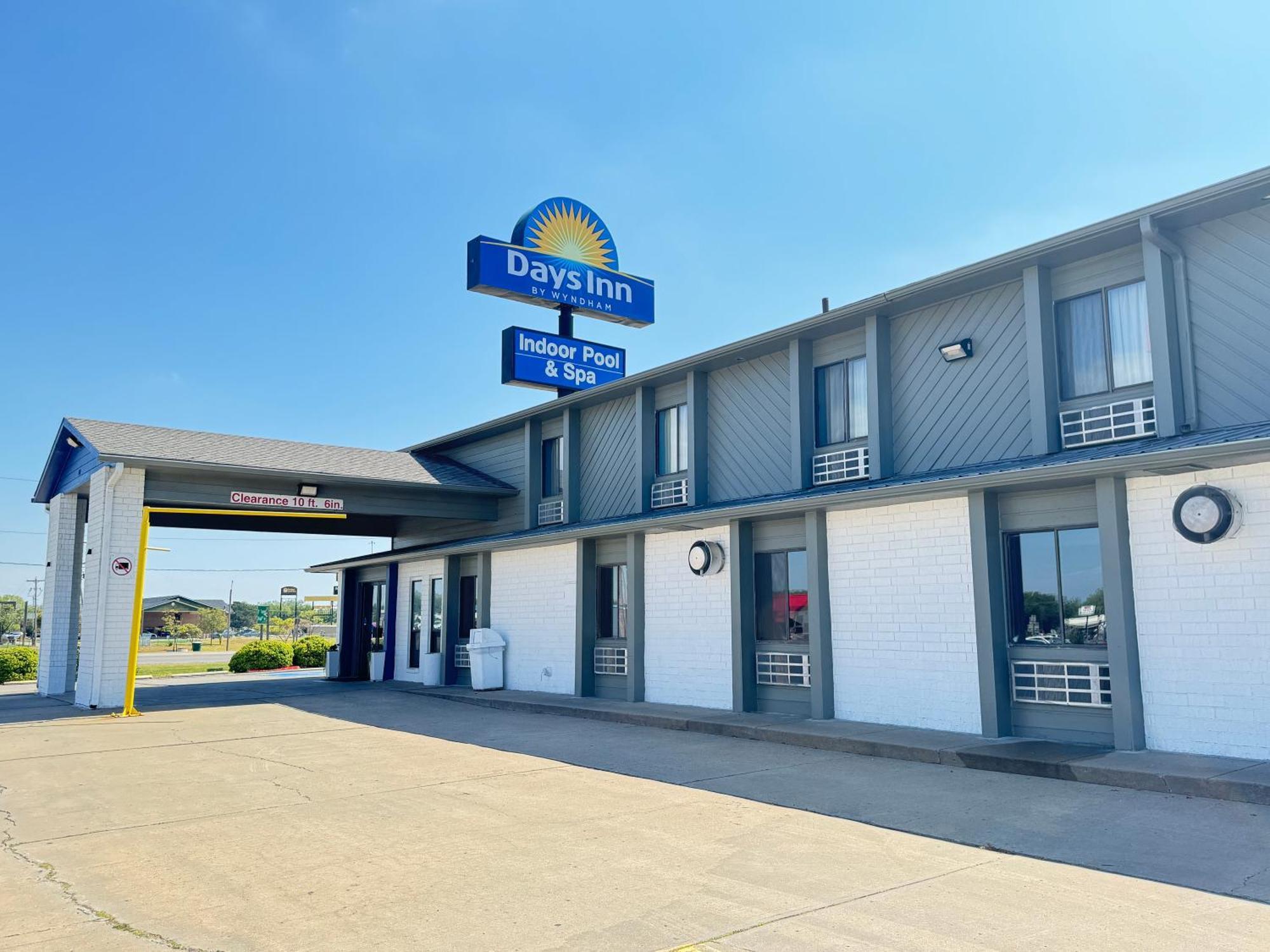 Days Inn By Wyndham Salina I-70 Екстериор снимка