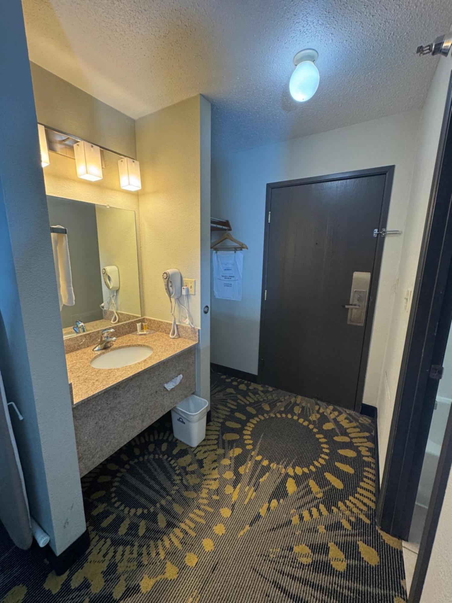 Days Inn By Wyndham Salina I-70 Екстериор снимка