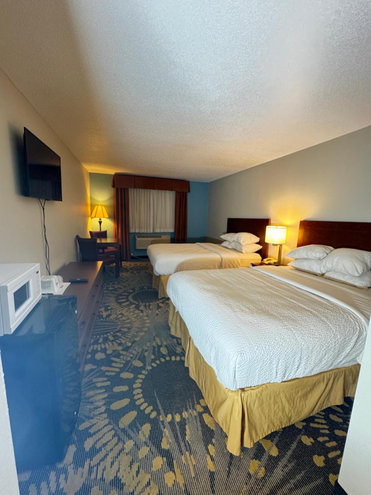 Days Inn By Wyndham Salina I-70 Екстериор снимка