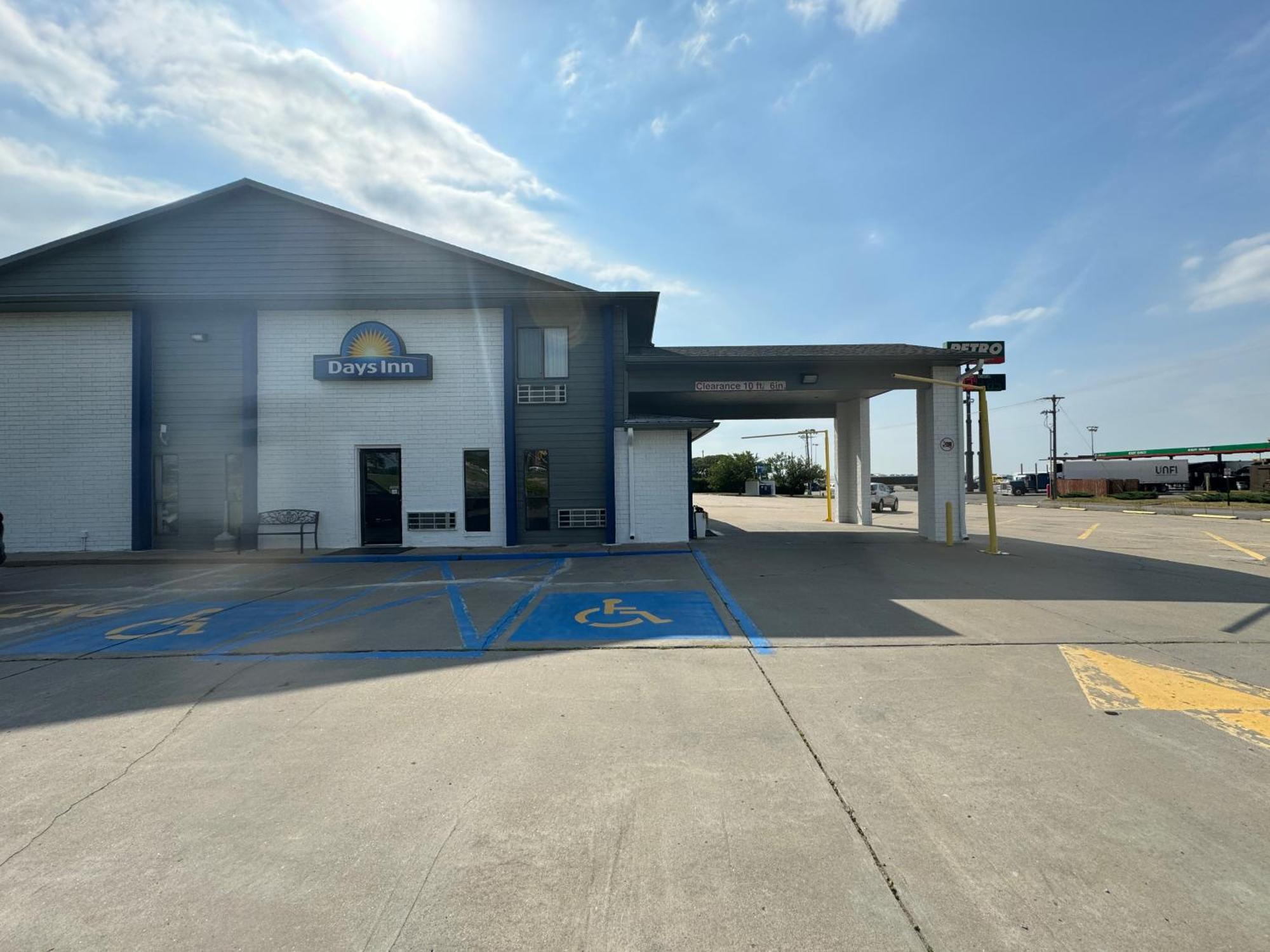 Days Inn By Wyndham Salina I-70 Екстериор снимка