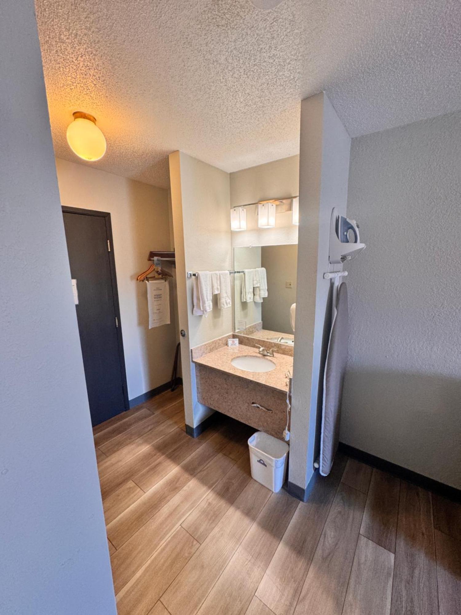 Days Inn By Wyndham Salina I-70 Екстериор снимка