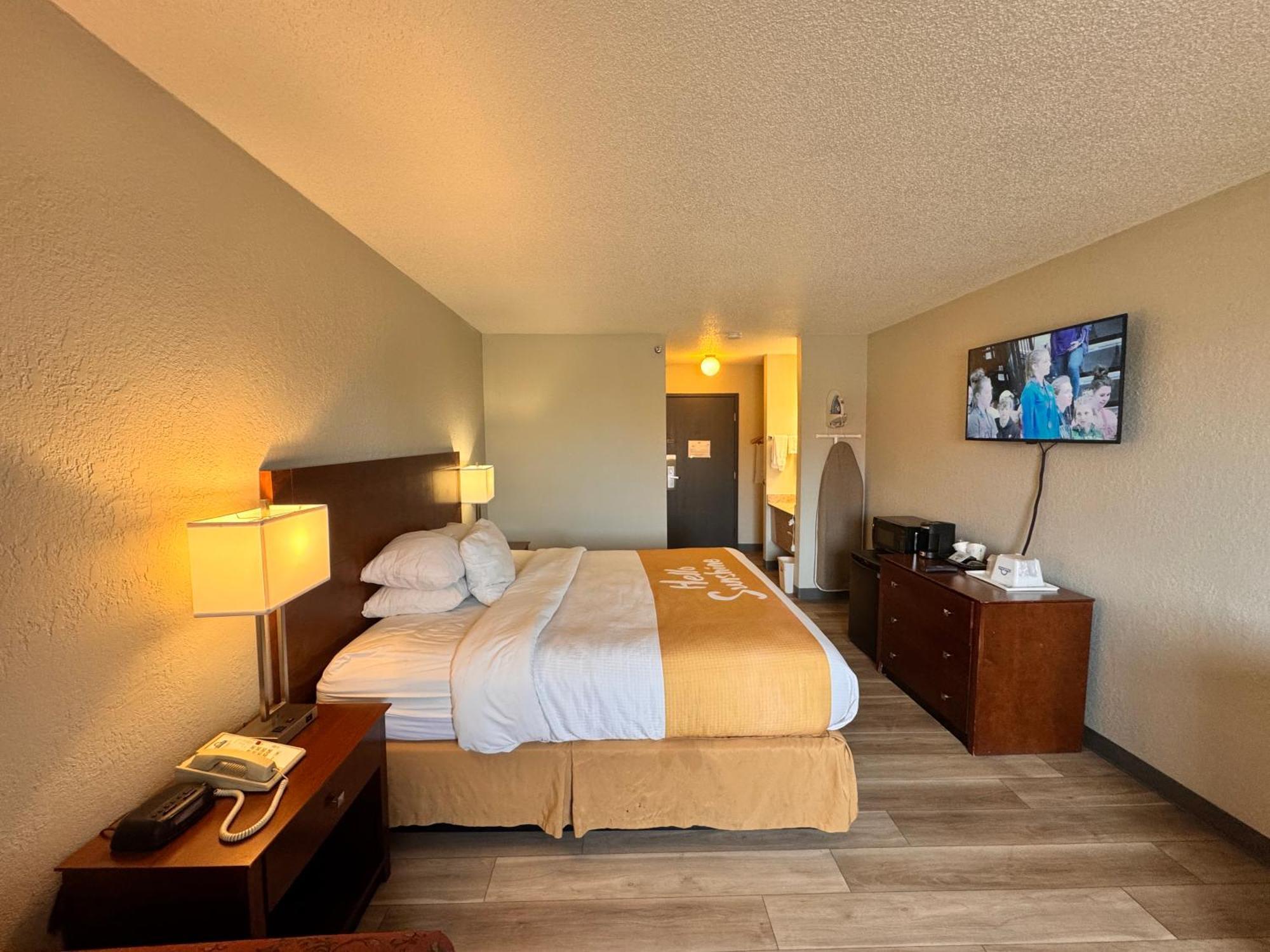 Days Inn By Wyndham Salina I-70 Екстериор снимка