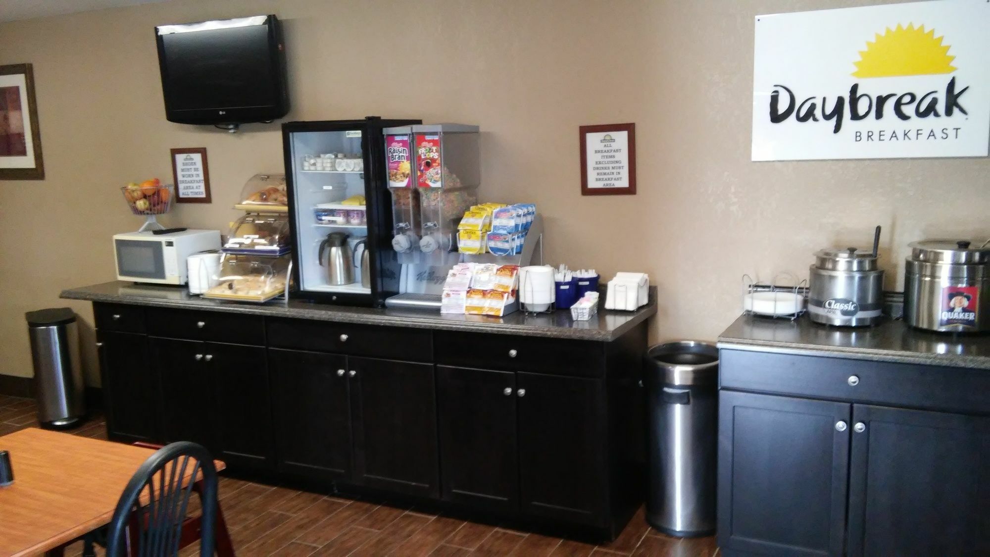 Days Inn By Wyndham Salina I-70 Екстериор снимка